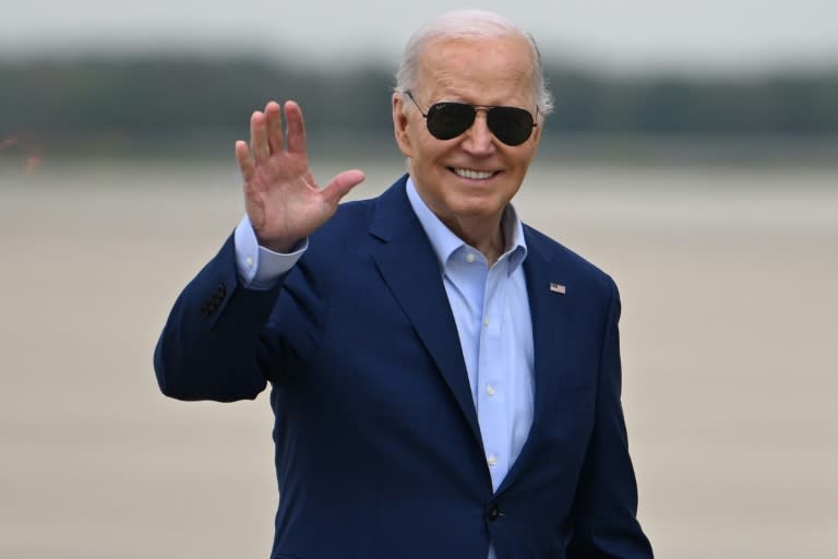 El presidente estadounidense Joe Biden se dispone a embarcar en el Air Force One en la Base Conjunta Andrews en Maryland el 18 de abril de 2024 (ANDREW CABALLERO-REYNOLDS)