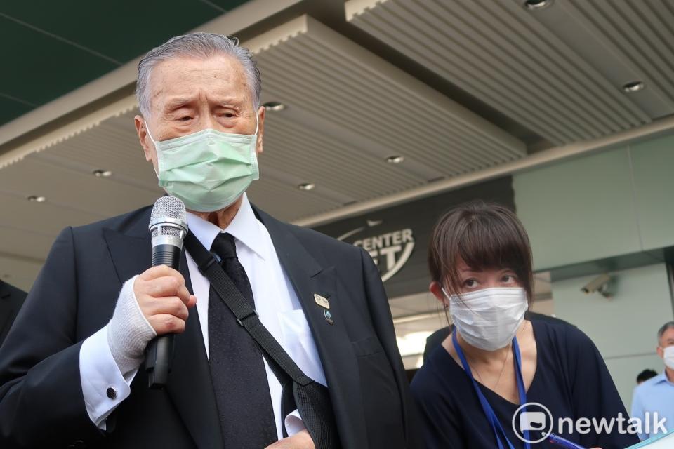 日本前首相森喜朗回答問題時完全沒有停下來，一旁翻譯人員振筆疾書，構成有趣畫面。   圖：林朝億/攝