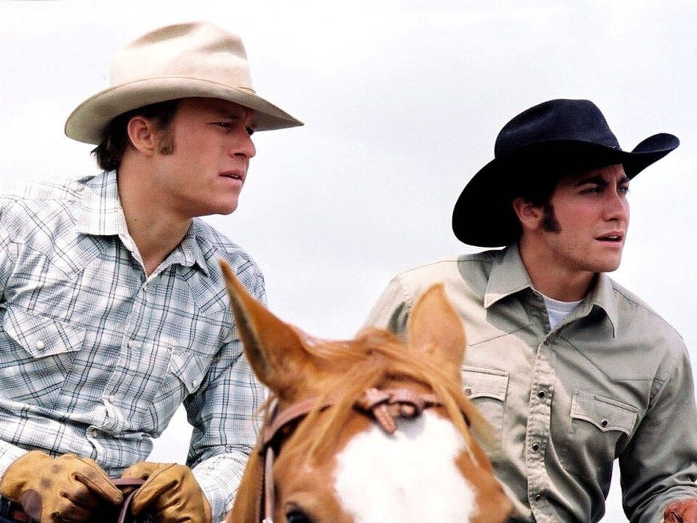 Heath Ledger (l.) und Jake Gyllenhaal in der 2005er-Verfilmung von "Brokeback Mountain". (Bild: imago/Everett Collection)