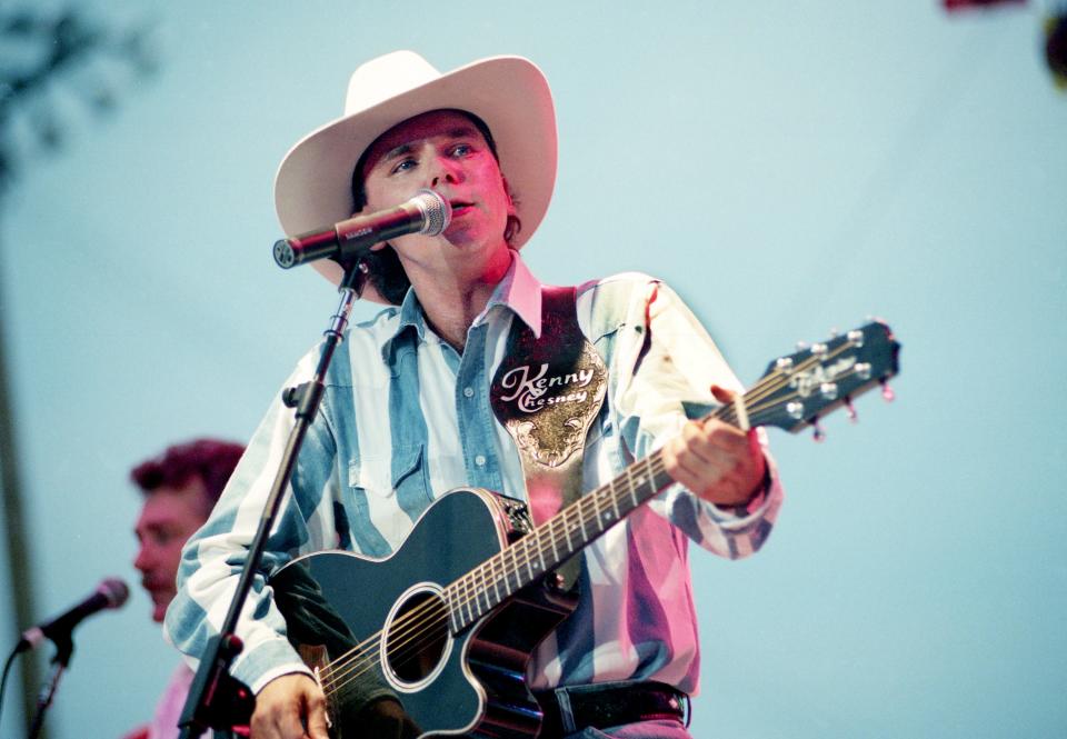 Kenny Chesney performs during Fan Fair's BNA Records show June 7, 1995.