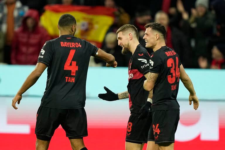 Robert Andrich, autor del segundo gol, celebra con Xhaka (hizo el 1-0) y Jonathan Tah; Leverkusen no tuvo un buen día en el juego, pero hasta los errores ajenos contribuyen a su liderazgo.