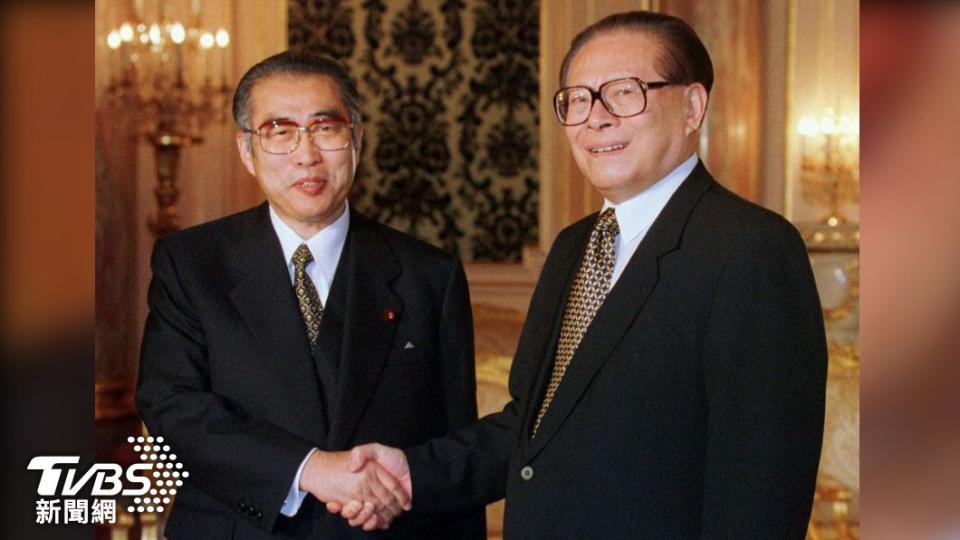 1998 年，江澤民（右）正在日本進行為期六天的國事訪問，他與時任日本首相小淵惠三握手。（圖／達志影像美聯社）