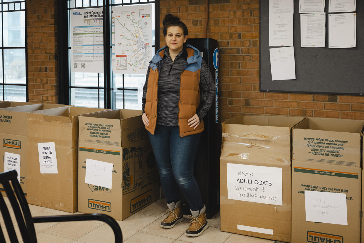 Familias migrantes comen una pizza donada mientras esperan su transporte en Chicago, el 3 de octubre de 2023. (Jamie Kelter Davis/The New York Times)