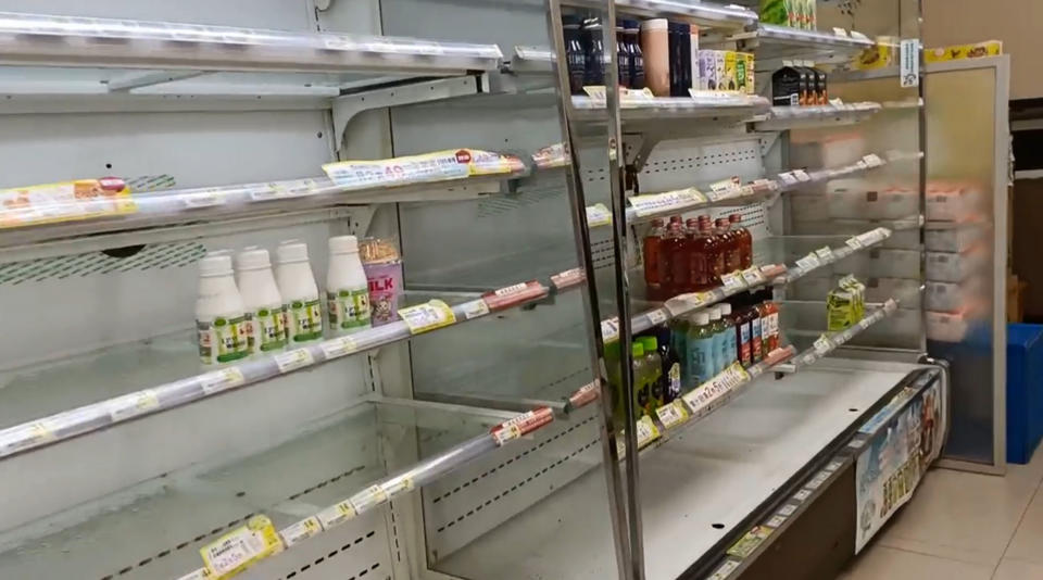颱風海葵暴風圈3日上午已接觸綠島，島上超商貨架上的食品幾乎被搶購一空。（中央社／民眾提供）
