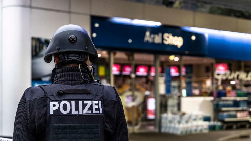 Ein Polizist sichert am frühen Morgen den Tatort.