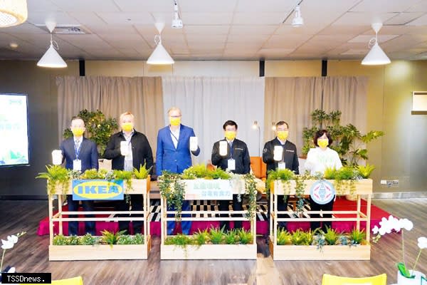 台電總經理鍾炳利（右二）、台電董事長楊偉甫（右三）、IKEA集團董事凌思卓（左三）為大改造的台電員工餐廳舉行啟用典禮。