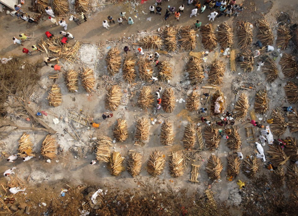 印度新德里大批新冠肺炎染疫亡者，準備在這片土地焚燒遺體。圖片來源：Reuters。