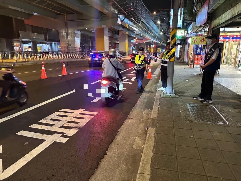 中和分局運用擴大臨檢警力強化攔查效能。（圖/記者 張泓笙翻攝）