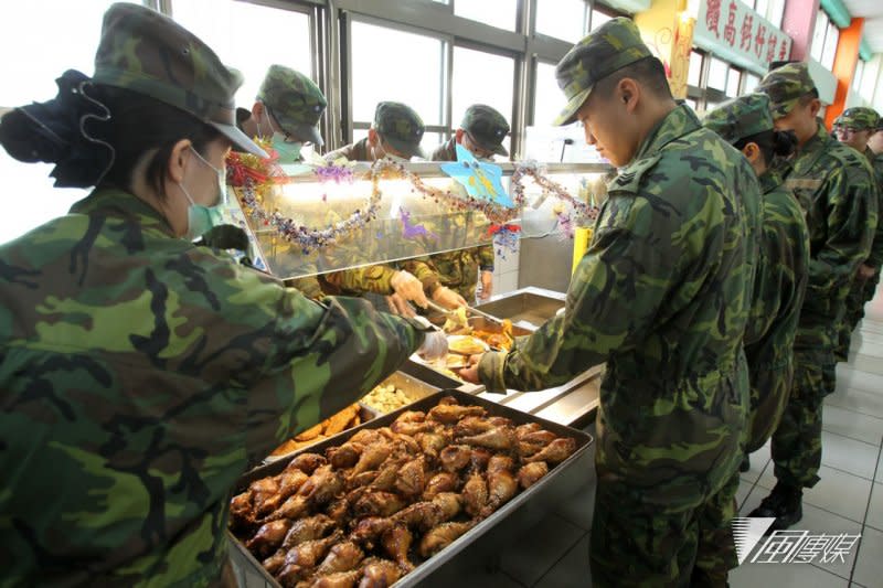 20160203-SMG0045-006-實施募兵制在營用餐人數減少，在精算後經費充裕讓平日三餐的質與量提昇，所以陸軍部隊一樣可享用美食。朱明攝.jpg