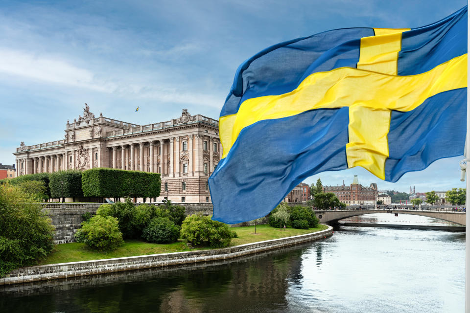 瑞典去年底與美國簽訂《國防合作協議》已獲瑞典通過。The building of the Swedish Parliament (Riksdag) and the Riksbank Bridge over the Lilla Vartan Strait with the national flag of Sweden in the foreground.