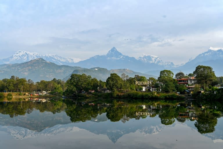 Las montañas Machapuchare (c) y Annapurna, en la cordillera del Himalaya, fotografiadas el 27 de noviembre de 2023 desde Pokhara, en Nepal (Prakash Mathema)