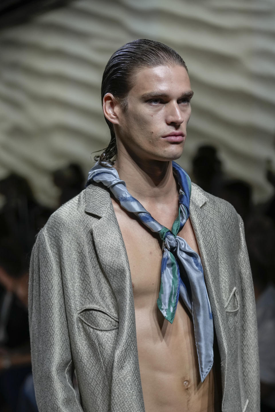 Un modelo luce una creación de Georgio Armani durante la presentación de su colección masculina primavera-verano 2023 el lunes 20 de junio de 2022 en Milán, Italia. (Foto AP/Luca Bruno)