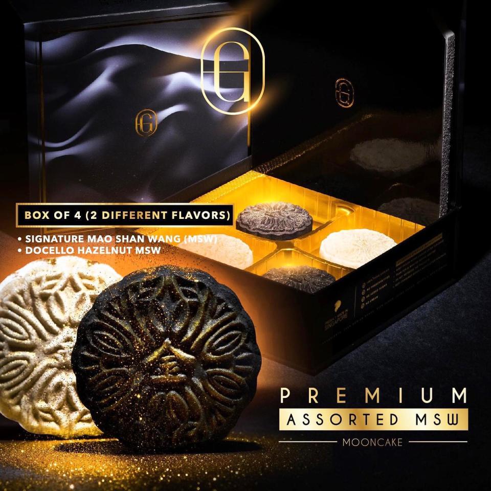 新加坡一間榴槤甜點專賣店Golden Moments推出一盒要價近2萬元的「金箔榴槤月餅」。（圖／翻攝自GoldenMoments臉書）