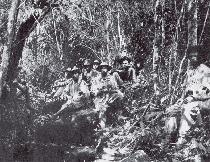 Fawcett, con sombrero justo en el medio del grupo, en el nacimiento del Río Verde.