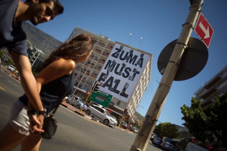 A giant banner in central Cape Town reads "Zuma must fall"