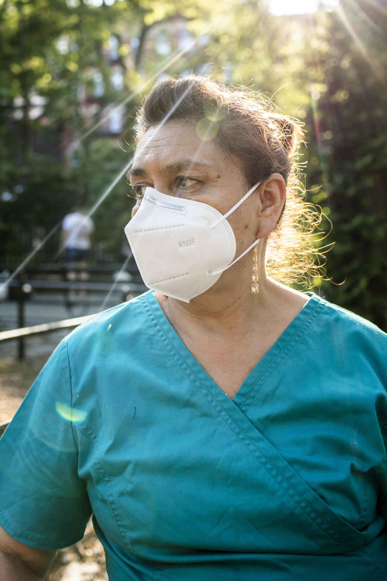 Yolanda, una auxiliar de salud domiciliaria en Queens, vio morir de COVID-19 a un cliente querido. (Katie Orlinsky/The New York Times)