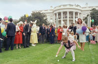 <p>Vice President and Mrs. Barbara Bush, standing left, watch as a young child starts the annual White House Easter Egg roll, Monday, April 20, 1987 in Washington on the South Lawn of the White House. Some 37,000 people attended the 109th Easter Egg roll. (Photo/Ron Edmonds/AP) </p>