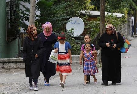 Syrian refugees stroll on a street of a low-income neighborhood in Ankara, Turkey, September 29, 2015. REUTERS/Umit Bektas