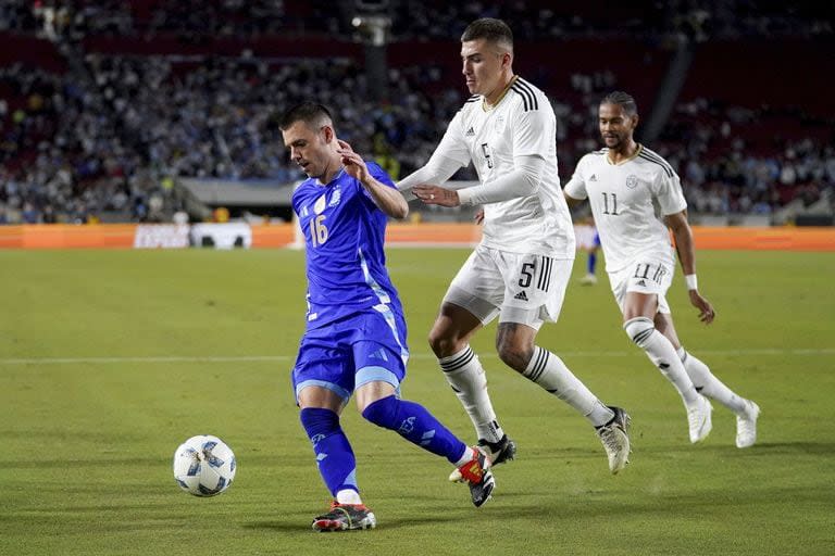 Lo Celso conduce ante la marca de Faerron y Acuña; el exvolante de Rosario Central busca un lugar en el mediocampo titular  