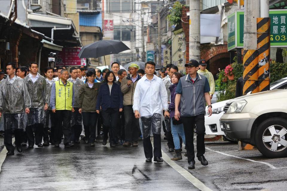 總統蔡英文4月22日前往新竹縣關西鎮出席「客家桐花祭」活動，黃于倩冒雨貼身拍攝。