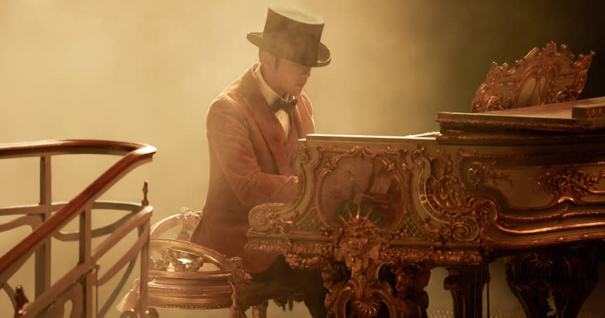 周杰倫將舊貨市場裡一架有150年歷史的古董鋼琴置身莎瑪麗丹百貨拍攝MV。（圖／杰威爾提供）