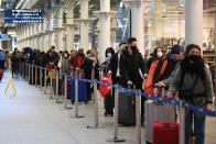 Largas colas en la estación de St Pancras de Londres. Tas las restricciones se ha producido un éxodo de personas intentando salir de la capital. (Photo by Stefan Rousseau/PA Images via Getty Images)