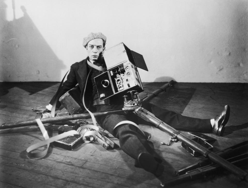 Er war "der Mann, der niemals lachte" - andere aber brachte Buster Keaton zum Lachen wie kaum jemand sonst. Mit "The Cameraman" (Bild) gelang Keaton 1928 einer seiner größten Erfolge. Als die Stummfilmära zu Ende ging, lag die Karriere des Amerikaners allerdings in Trümmern. Erst Jahre später wurde Keaton wiederentdeckt - unter anderem von Billy Wilder. (Bild: Hulton Archive/Getty Images)
