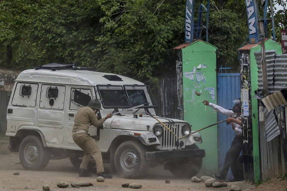 Kashmiri students thrown rocks at police