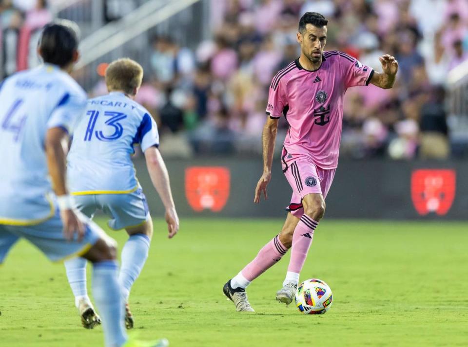 El mediocampista del Inter Miami Sergio Busquets (der.) conduce la pelota ante la marca de la defensa de Atlanta United, en el partido celebrado el 29 de mayo de 2024 en el Chase Stadium en Fort Lauderdale, Florida. MATIAS J. OCNER/mocner@miamiherald.com