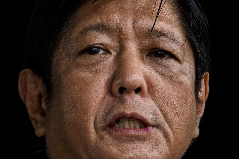 Le président philippin Ferdinand Marcos Jr prend la parole lors d'une cérémonie de passation de commandement au Camp Aguinaldo à Quezon City, dans la banlieue de Manille, le 8 août 2022. (PHOTO : Ezra Acayan / POOL / AFP)