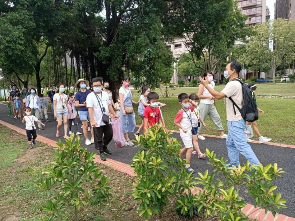 打造竹北東興圳永續公園設計，文化局邀請專家帶領民眾走讀東興圳人文景觀歷史。（記者彭新茹攝）