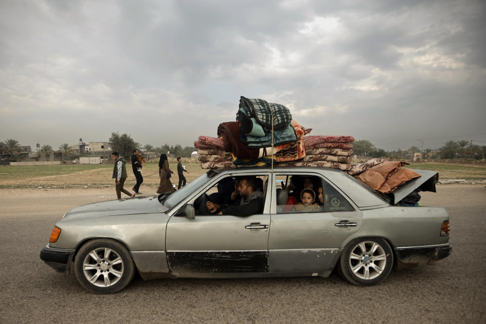 Una familia palestina huye de la ofensiva terrestre israelí en Jan Yunis, en la Franja de Gaza, el 27 de diciembre de 2023. (AP Foto/Mohammed Dahman)