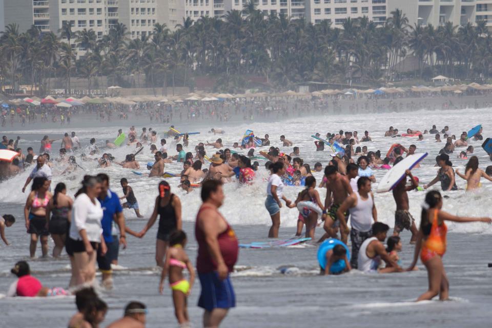 ACAPULCO, Gro.- 3 de abril de 2021. Vacacionistas abarrotan las playas en la zona Diamante del puerto de Acapulco en Sábado de Gloria durante las vacaciones de Semana Santa a pesar de la pandemia de Covid-19. Foto: Agencia EL UNIVERSAL/EELG