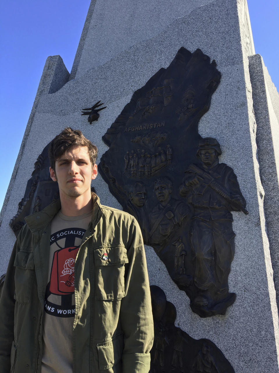 Mit Sozialisten-Shirt vor einem US-Militärmonument. (Bild: AP Photo)