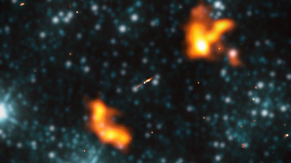 Avant la découverte de Porphyrion, le plus grand système de jets connu était Alcyoneus, montré sur cette image prise par LOFAR en 2022. - Collaboration LOFAR/WISE/NASA/JPL-Caltech/Martijn Oei