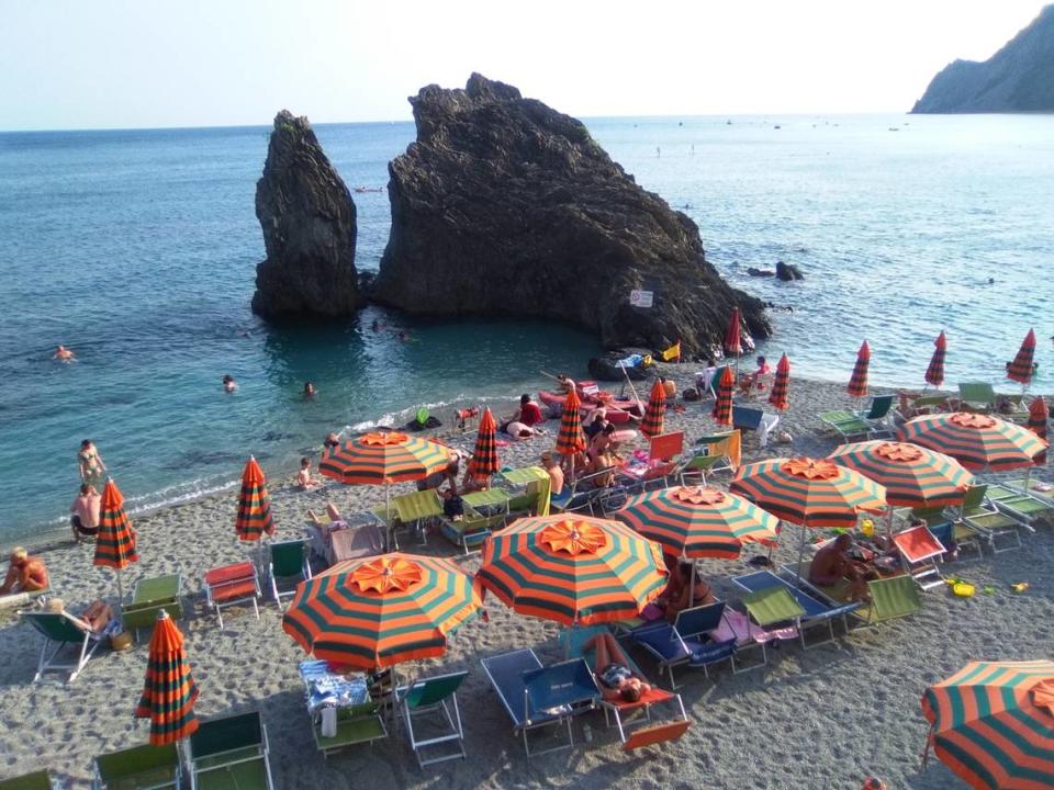 Monterosso al Mare, la más turística de mar y playa, de Cinque Terre, con su famoso pequeño promontorio que se asoma al mar.