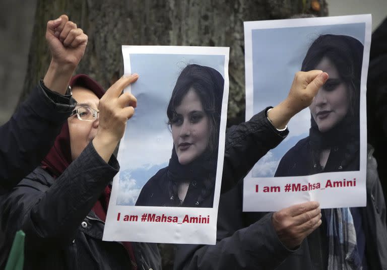 Exiliados iraníes del Consejo Nacional de Resistencia de Irán se reúnen frente a la embajada de Irán en Berlín, Alemania, el martes 20 de septiembre de 2022, tras la muerte de una mujer iraní detenida por la policía de la moral del país.