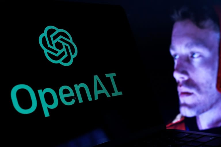 Le logo d'Open AI, sur un écran à Washington, le 16 février 2024 (Drew Angerer)