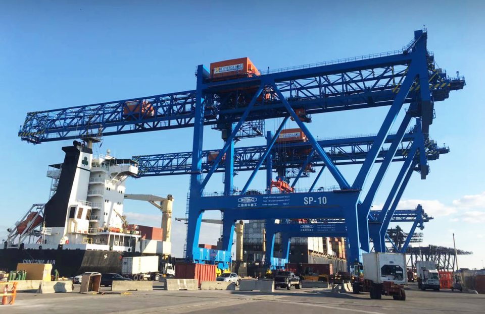 上海振華重工所生產的港口貨櫃起重機設備。(FB@ZPMC)