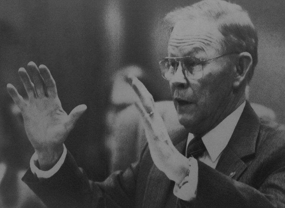 Former Missouri state representative Thomas Macdonnell gives a presentation in 1990.