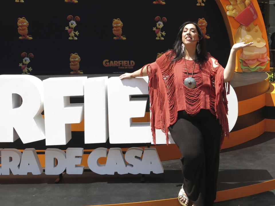 La actriz de doblaje Regina Orozco posa en la alfombra naranja de la versión en español para Latinoamérica de "The Garfield Movie" en la Ciudad de México el domingo 28 de abril de 2024. (Foto AP/Berenice Bautista)