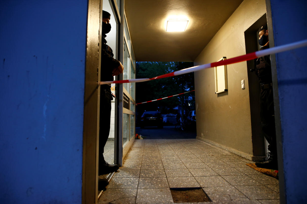 Polizisten am Eingang zu jenem Wohnhaus in Solingen, in dem fünf Kinder tot gefunden wurden. (Bild: REUTERS/Thilo Schmuelgen)