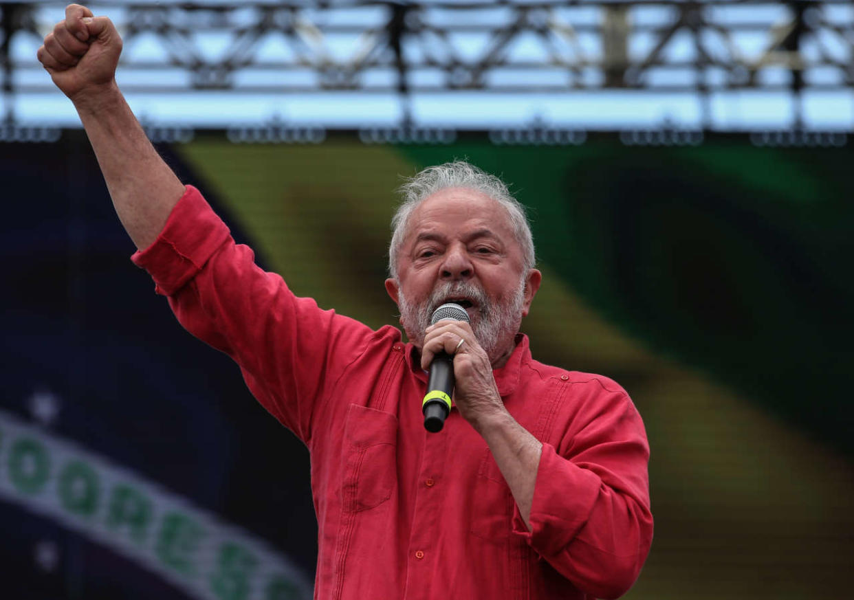Pour la sixième fois de sa prolifique carrière politique, Lula se présente à l’élection présidentielle. Un scrutin qui l’oppose à Jair Bolsonaro et pour lequel il est grandissime favori.