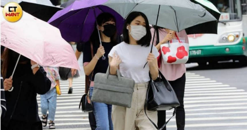 今（13日）上午台灣各地及澎湖、金門、馬祖大多為多雲到晴，僅基隆北海岸及東半部地區有零星短暫雨。（示意圖／方萬民攝）