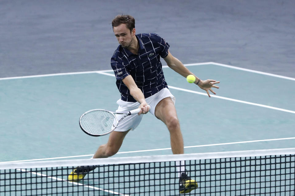 El ruso Daniil Medvedev devuelve un envío ante el canadiense Milos Raonic en semifinales del Masters de París el sábado, 7 de noviembre del 2020. (AP Foto/Thibault Camus)