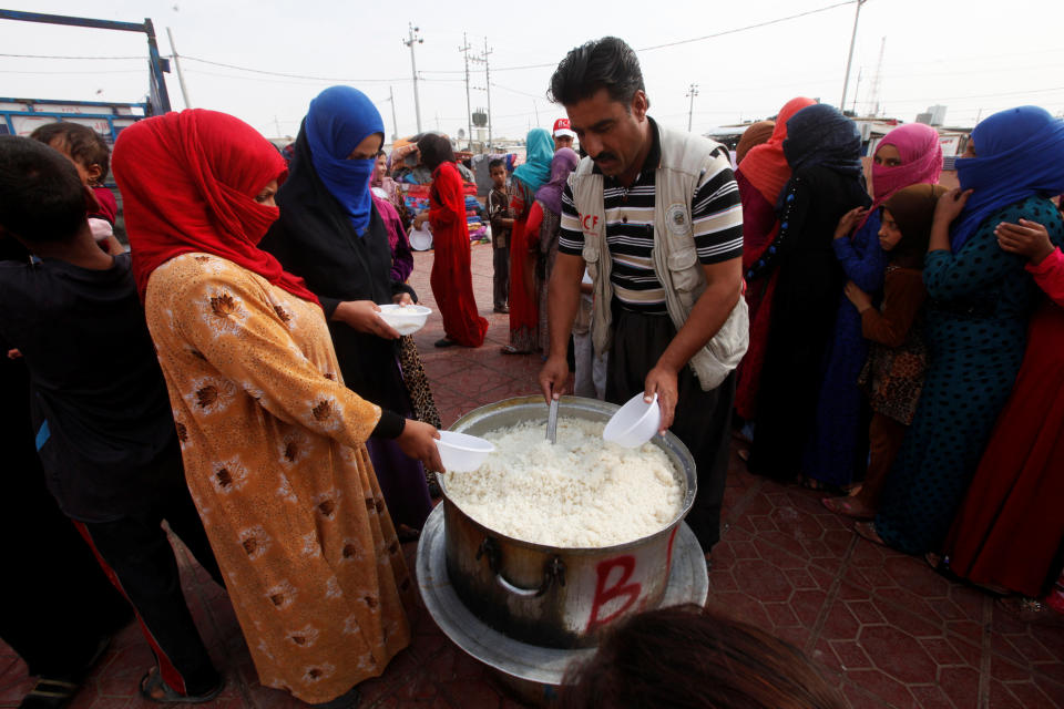 Women who recently fled the Islamic State's stronghold on the outskirts of Mosul queue to receive food at the school at Debaga camp, on the outskirts of Erbil, Iraq October 28, 2016. REUTERS/Alaa Al-Marjani