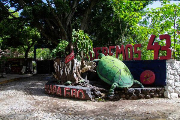 A casi una década, para los estudiantes de la normal rural existen 43 razones para seguir luchando, hasta conocer el paradero de los normalistas. 