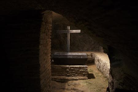 The tomb of Spanish Renaissance painter El Greco is illuminated at the Santo Domingo convent in Toledo, January 22, 2014. REUTERS/Paul Hanna