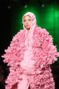 <p>La firma Annakiki propuso un look <em>sporty</em>-urbano en <em>total-pink</em>. ¿Qué opinas de la chaqueta con volumen? Foto: MARCO BERTORELLO/AFP/Getty Images </p>