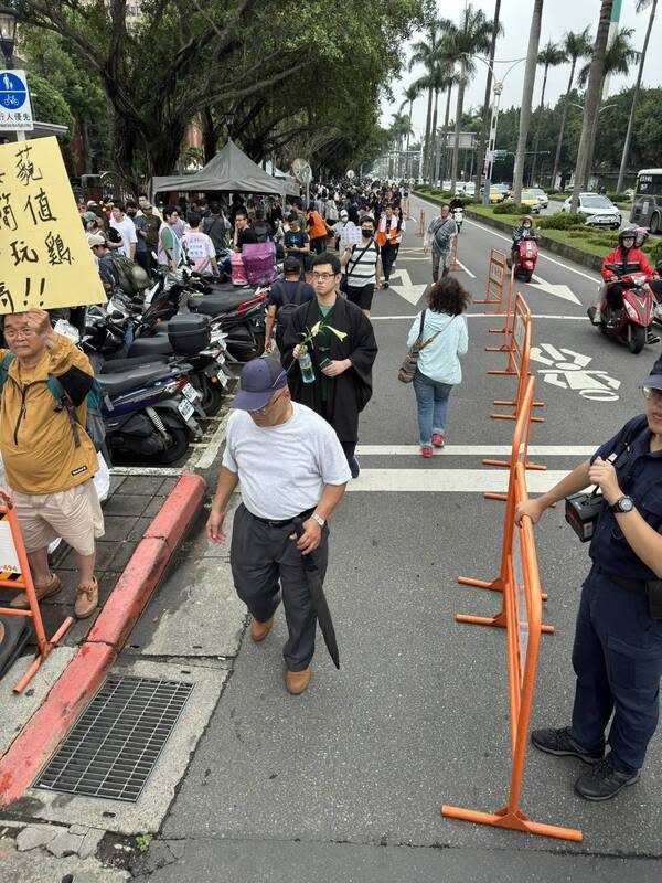 國會職權修法引民眾上街  警區隔雙方支持者 立法院會24日續審國會職權修正相關法案，多個民團 於立院外表達訴求；台北市警察局中正一分局表示， 反對方申請青島東路西側等路權，贊成方申請青島東 路東側路權，警方均依集會遊行法核准，也會加派警 力以適時區隔雙方支持者。 中央社記者謝幸恩攝  113年5月24日 